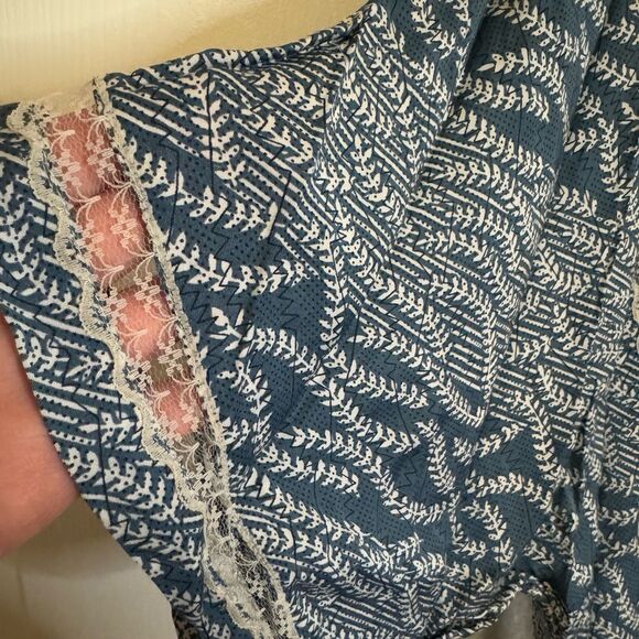 Lollys Laundry blouse size Medium in blue linen with white lace Pre-Loved - Picture 9 of 10